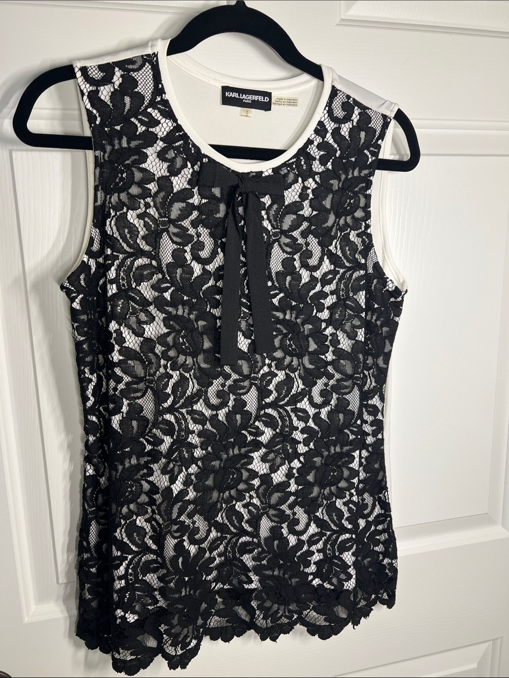 Karl Lagerfeld Black & White Lace Bow-Front Top. Women’s size Medium